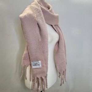 Aritzia Main Character scarf